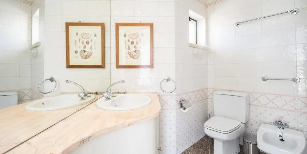 Lisbon Apartments Near River فندق